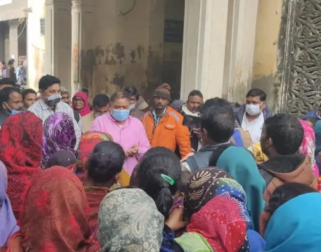 सरोजनीनगर विधानसभा सीट पर लोगों से मिलते दयाशंकर सिंह