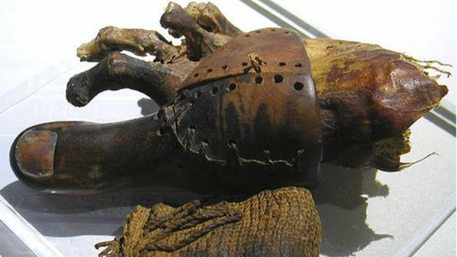 Dedo prostético del Antiguo Egipto hecho de madera y amarrado al pie con cuero.