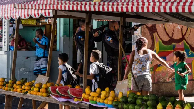 policiais fazem mira com armasbolsa de apostas ufc hojealto calibre apesar da presençabolsa de apostas ufc hojecrianças ao redor