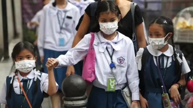 เด็กนักเรียนใส่หน้ากาก