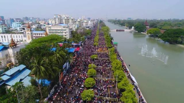 လမ်းလျှောက် သင်္ကြန်ဟာ ရိုးရာယဉ်ကျေးမှုကို ထိန်းသိမ်းပြီးဖြစ်သလို ရေကိုလည်း ချွေတာပြီးဖြစ် ပါတယ်။