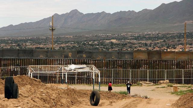 工人在建筑墨西哥和美国边界围墙