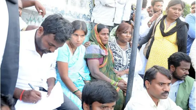 బాధితుల కుటుంబ సభ్యులకు దళిత, ప్రజాసంఘాల కార్యకర్తల పరామర్శ