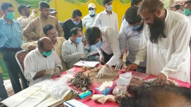 સામગ્રીની નોંધણી કરતા અધિકારીઓ