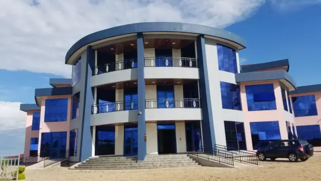 Urubanza rwasomewe mu cyumba gisanzwe cy'uru rukiko rw'i Nyanza, Ntaganzwa n'umwunganizi we barukurikiranira aho afungiye kuri gereza ya Mpanga iri hafi aho