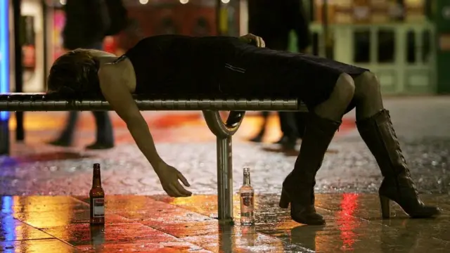 В 2017 году среди тех британцев, кто пьет алкогольные напитки, 27% были охарактеризованы как запойные, исходя из их "опыта" предыдущих семи дней