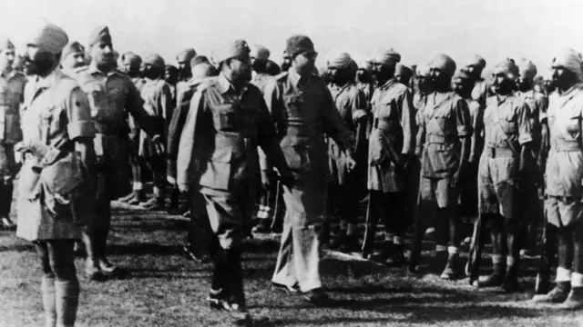 আজাদ হিন্দ ফৌজের অভিবাদন গ্রহণ করছেন সুভাষ চন্দ্র বোস