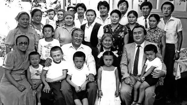 Жээнбеков ата-энеси жана бир туугандары менен.