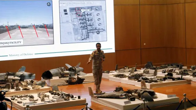 مسؤول عسكري سعودي يقدم شرحا على حطام طائرة مسيرة