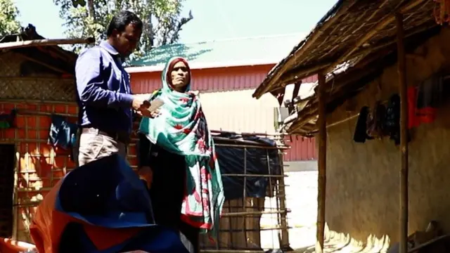 কক্সবাজারের উখিয়ায় রোহিঙ্গাদের আশ্রয় দেয়া মোমেনা বেগম