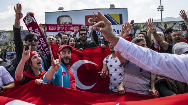 Bosna'da bozkurt ve rabia işareti yapan Türkler