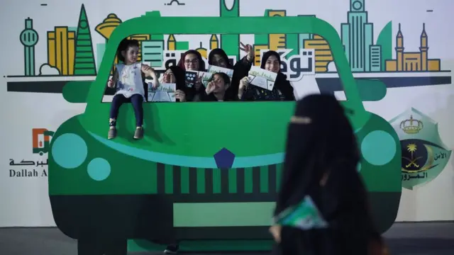 Suudi kadınlar araba kullanma eğitimi sertifikalarıyla poz veriyor