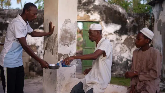 সূর্যাস্তের সময় রোযা ভাঙছেন।