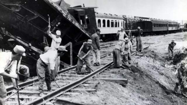 1954년 4월 27일 북한에서 촬영된 것으로 전쟁으로 파괴된 철로를 복구하는 모습. 국사편찬위원회 제공