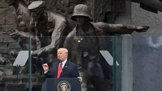 ประธานาธิบดีสหรัฐฯ กล่าวสุนทรพจน์ที่ด้านหน้าอนุสาวรีย์การลุกฮือวอร์ซอที่จัตุรัสคราซินสกี เมื่อวันที่ 6 ก.ค. 2017