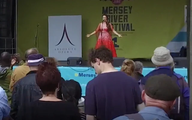 Stephanie Guidera cantando en un escenario