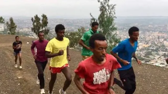 መድሃንዬ ኣብ ልምምድ ምስ ካልኦት ኣትሌታት