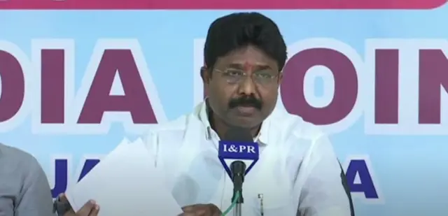 పరీక్షల రద్దు నిర్ణయాన్ని ప్రకటిస్తున్న ఏపీ విద్యాశాఖ మంత్రి ఆదిమూలపు సురేశ్