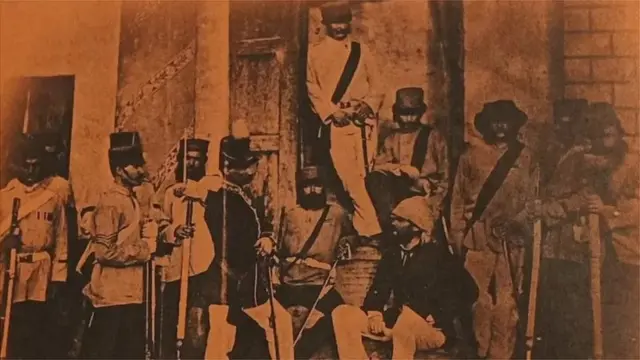 ہندوستانی سپاہی آپس میں باتیں کرتے ہوئے