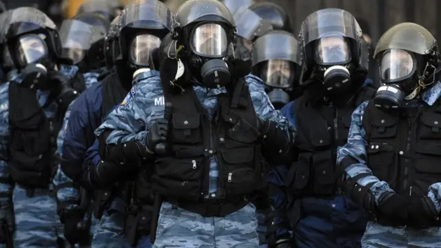 Екс-президент каже, що закликав правоохоронців діяти по закону і брати відповідальність на себе