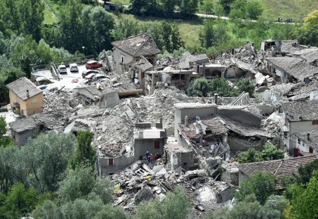 Vista aérea de los daños en Pescara del Tronto por el terremoto.