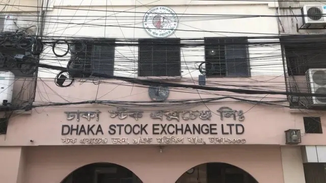 শেয়ারের দরপতনের পর ঢাকা স্টক এক্সচেঞ্জের সামনে বিক্ষোভও করেছেন বিনিয়োগকারীরা