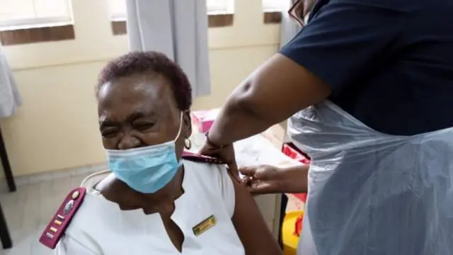 Afrika y'Epfo ushaka kuzoba yacandaze n'imiburiburi ibice 70% vy'abanyagihugu b'ico gihugu gushika mu kw'icumi na kabiri