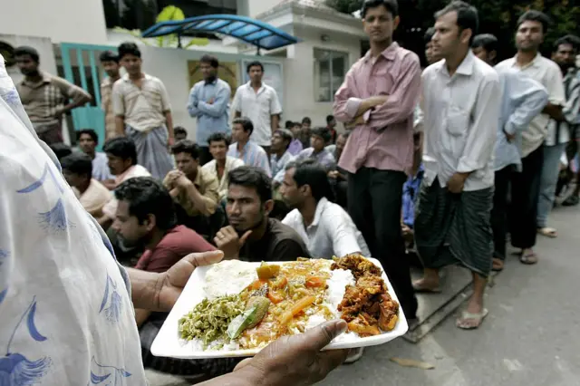 কুয়ালালামপুরে দুঃস্থ বাংলাদেশি কর্মীদের মধ্যে খাবার বিতরণ করছে স্থানীয় কিছু বেসরকারি সংস্থা