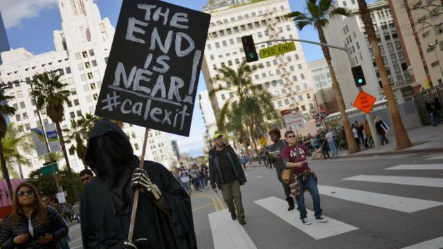Un manifestante sostiene un cartel con la leyenda "Calexit" en California.