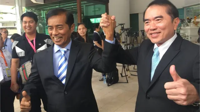 ถาวร เสนเนียม ชูมือ นพ. วรงค์ เดชกิจวิกรม