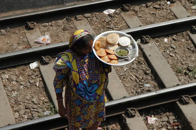 Kao na svim železnicama širom Indijskog potkontinenta, prodavci različitih vrsta hrane tiskaju se oko vozova na svakoj stanici. U ovom slučaju se pored putnika u samom vozu opslužuju i oni na krovovima vagona.