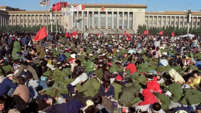 民主化を求める大勢の学生が天安門広場でハンガーストライキを続けた（1989年5月14日撮影）