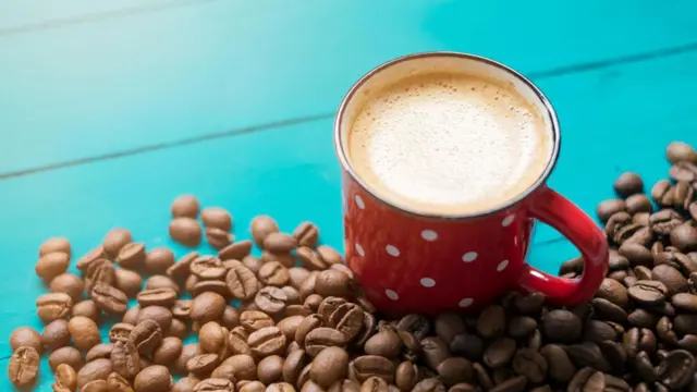 Taza de café y granos de café.