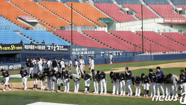 올해 프로야구 개막전은 무관중으로 치러졌다