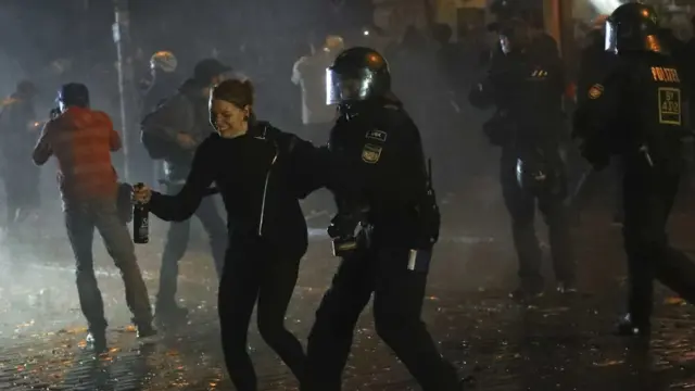 汉堡街头一名手持瓶子的女子被防暴警察抓住（8/7/2017）