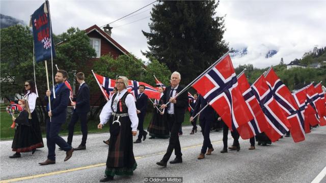 通过辛勤的志愿服务，挪威国庆节活动丰富多彩，包括巡游和聚会(Credit: Oddrun Midtbo)