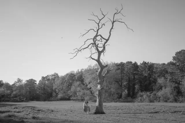 عکاس: سایمون برَی، "سری عکس‌های عزیزان و ازدست‌رفته‌گان"