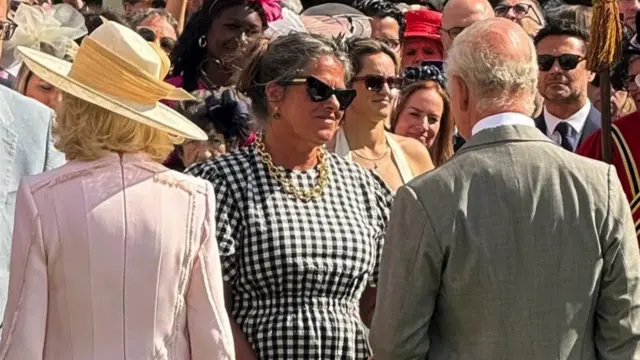 Emin se srela sa kraljem i kraljicom na baštenskom prijemu u Bakingemskoj palati u maju