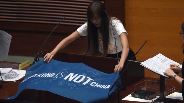 游蕙祯的一张"香港不是中国"的横额，登上多家国际媒体的版面。