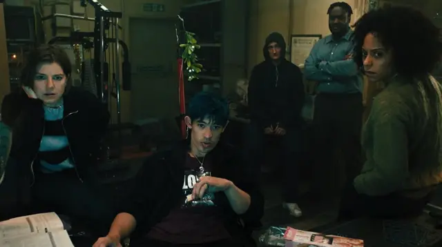 Najveći deo zabave u seriji proističe iz verbalnog sparinga