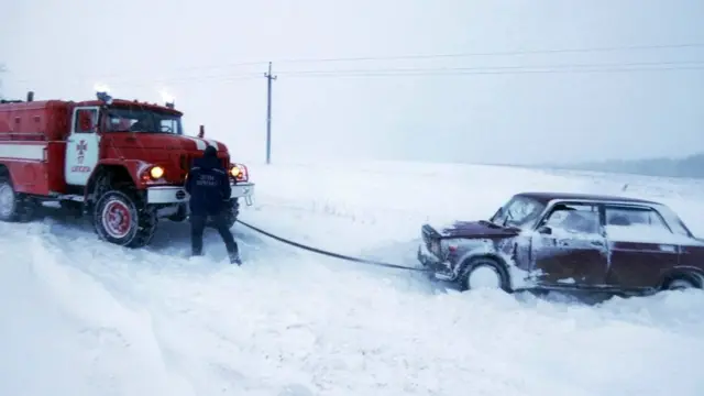 Рятувальники допомагають у буксируванні автомобілю на території Черкаської області