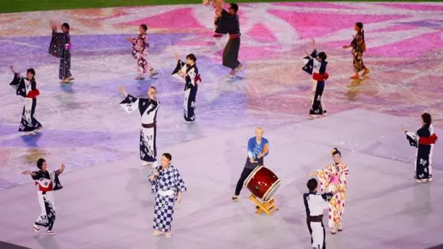 Japanese performers dance and sing to mark di end of 2-week event wey China win overall