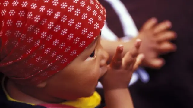 Bebé chupándose el pulgar.