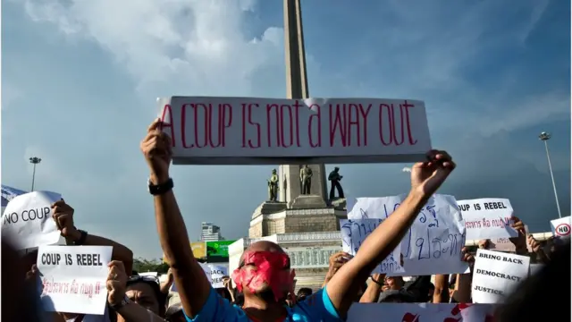 ประชาชนนับร้อยคนออกมาต่อต้านการรัฐประหารที่อนุสาวรีย์ชัยสมรภูมิ