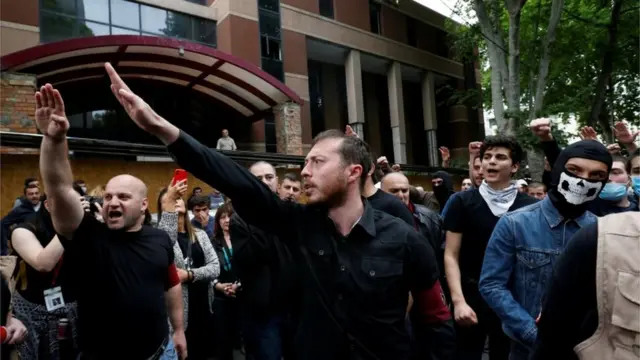 El líder del grupo fascista Unidad Nacional de Georgia, George Chelidze, junto a otros manifestantes el 13 de mayo en Georgia.