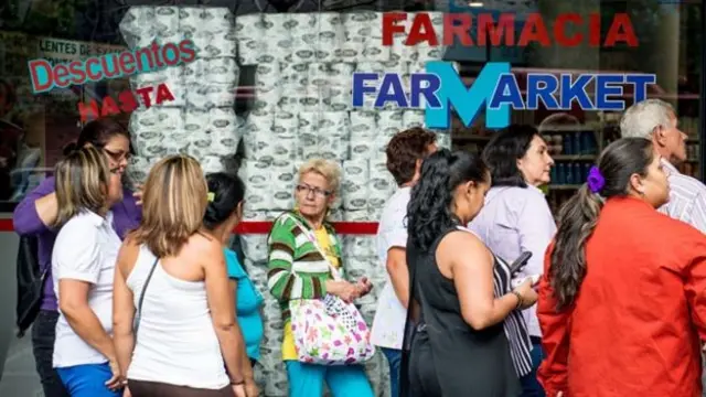 Venezuelanos fazem fila por medicamentos