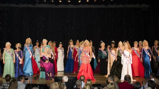 Кристина с финалистками конкурса красоты