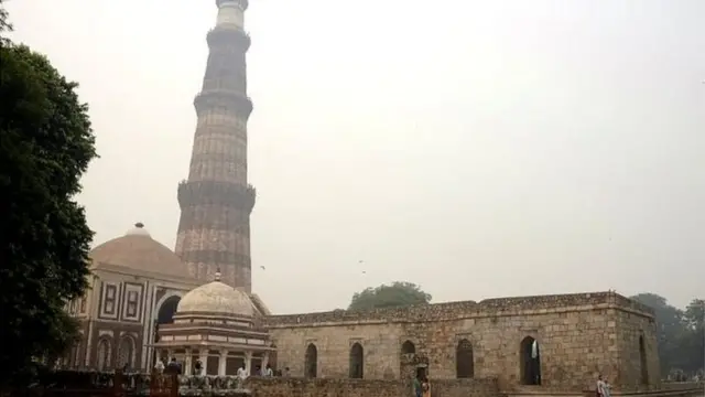 કુતુબમિનાર સંકુલમાં 25-27 મંદિરના અવશેષો હોવાના અંદાજ છે.