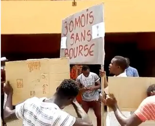 Une manifestation d'étudiants devant l'ambassade du Congo en Côte d'Ivoire.