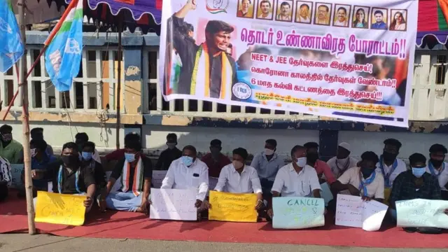 புதுச்சேரியில் உண்ணாவிரதம் இருக்கும் காங்கிரஸ் தொண்டர்கள்